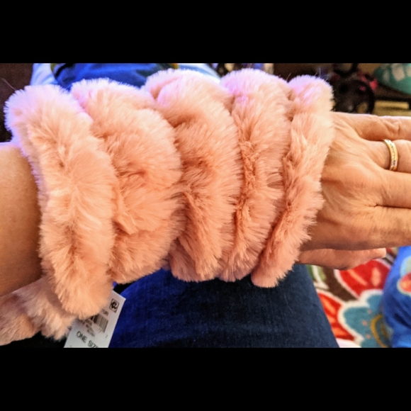 NWT I.N.C. Faux-Fur Fingerless Gloves - Picture 6 of 7